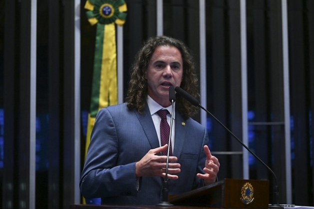 Na tribuna do Senado, Veneziano denuncia tentativa de compra de mandato de Senador na Paraíba